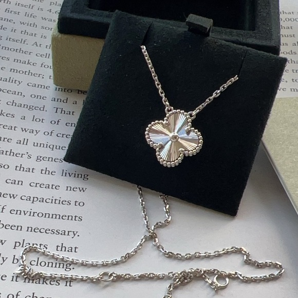 VAN CLEEF ARPELS Vintage Alhambra Necklace 18K - Picture 1 of 4